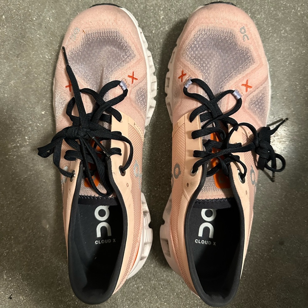 Women’s On cloud tennis shoes